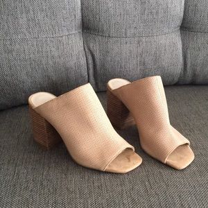 Kenneth Cole perforated Mules beige suede 8.5